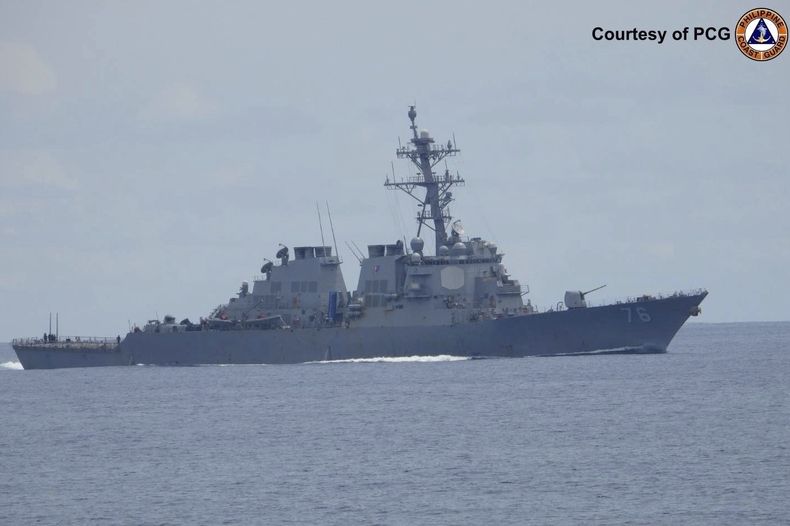 En la imagen, proporcionada por la Guardia Costera de Filipinas, el USS Higgins (DDG 76) de la Marina estadounidense realiza operaciones de libertad de navegación (FONOP, por sus siglas en inglés) en el mar de China Meridional el miércoles 13 de agosto de 2025. (Guardia Costera de Filipinas vía AP)