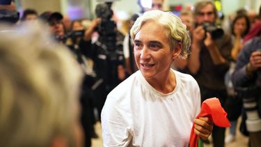 Ada Colau, exalcaldesa de Barcelona, llega al aeropuerto de esa ciudad el domingo 5 de octubre de 2025, después de ser arrestada en la Flotilla Global Sumud y posteriormente liberada por las autoridades israelíes. (AP Foto/Joan Mateu Parra)