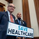 El líder de la minoría en el Senado, Chuck Schumer, demócrata de Nueva York, izquierda, y el líder de la minoría en la Cámara de Representantes, Hakeem Jeffries, demócrata de Nueva York, hablan con periodistas sobre los subsidios a los seguros médicos, en el Capitolio en Washington, el miércoles 3 de diciembre de 2025. (Foto AP/J. Scott Applewhite)