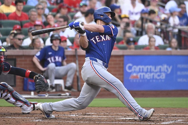 Corey Seager, de los Rangers de Texas, observa su doble productor en la tercera entrada del juego de béisbol en contra de los Cardenales de San Luis, el lunes 29 de julio de 2024, en San Luis. (AP Foto/Joe Puetz)