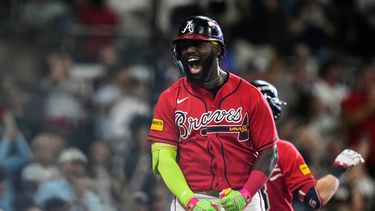 Michael Harris II, de los Bravos de Atlanta, festeja su jonrón de tres carreras ante los Filis de Filadelfia en el tercer juego de la serie de comodines, el jueves 1 de octubre de 2026 (AP Foto/Brynn Anderson)