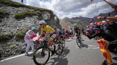 Tadej Pogacar, con el maillot amarillo de líder general, asciende al puerto de Galibier, durante la 20ma etapa del Tour de Francia, el sábado 25 de julio de 2026. (AP Foto/Thibault Camus)