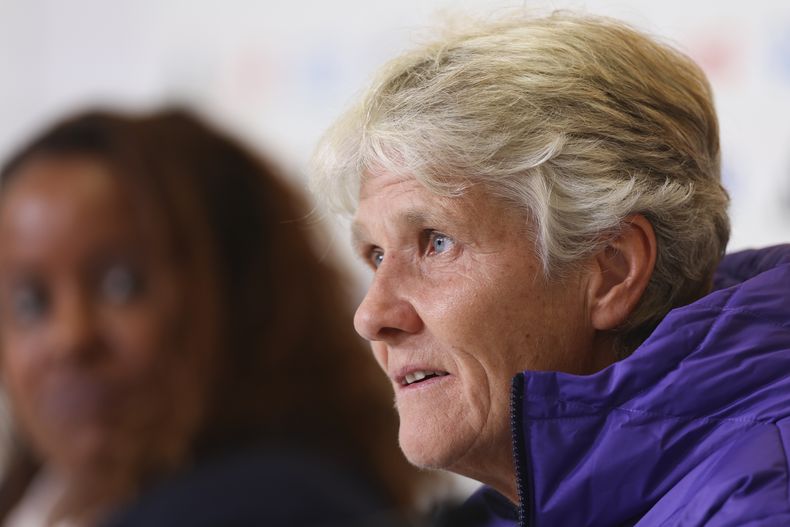 La sueca Pia Sundhage, entrenadora de Brasil, habla en una conferencia de prensa el martes 1 de agosto de 2023, en Melbourne (AP Foto/Victoria Adkins)