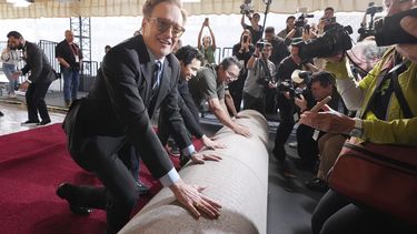 Conan OBrien, presentador de la 97ª edición de los Premios de la Academia del domingo, ayuda a desenrollar la alfombra roja para el espectáculo en el Dolby Theatre el miércoles 26 de febrero de 2025 en Los Ángeles. (Foto AP/Chris Pizzello)