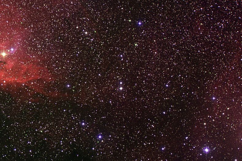 Esta imagen de general tomada desde tierra y proporcionada por la NASA el miércoles 15 de abril 2026 muestra el componente de luz visible de Cygnus X-1, en el centro, una fuente de rayos X en la constelación de Cygnus. (NASA, ESA, Digitized Sky Survey 2, Davide De Martin (ESA/Hubble) via AP)