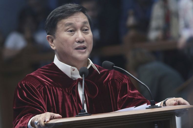En esta imagen proporcionada por la división de medios sociales del Senado, el senador filipino Francis Tolentino habla tras el juramento del jurado en el juicio político a la vicepresidenta, Sara Duterte, en el Senado de Filipinas en la ciudad de Pasay, Filipinas, el 10 de junio de 2025. (División de medios sociales del Senado, Voltaire Fernandez Domingo via AP)