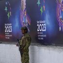 Un soldado monta guardia frente al Estadio Jorge Mágico González en San Salvador el jueves 22 de junio de 2023, un día antes de la inauguración de los Juegos Centroamericanos y del Caribe (AP Foto/Arnulfo Franco)