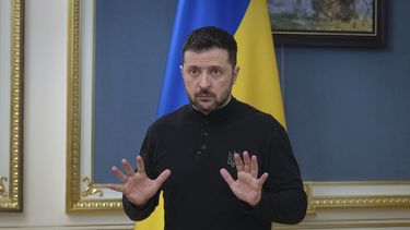 El presidente de Ucrania, Volodymyr Zelenskyy, habla durante una conferencia de prensa en Kiev, Ucrania, el martes 25 de marzo de 2025. (AP Foto/Efrem Lukatsky)
