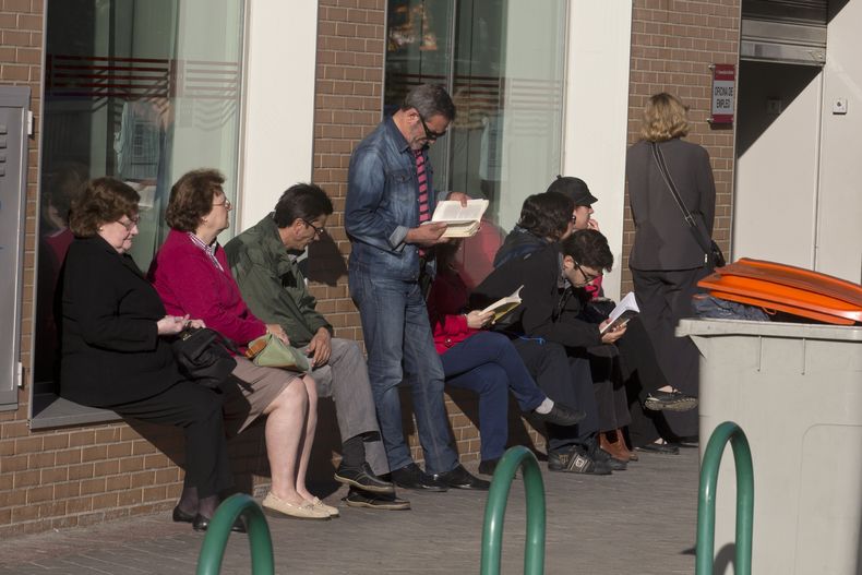 Varias personas hacen final ante la oficina gubernamental de empleo en Madrid. Espa&ntilde;a, el martes 29 de abril del 2014. (Foto AP/Paul White)