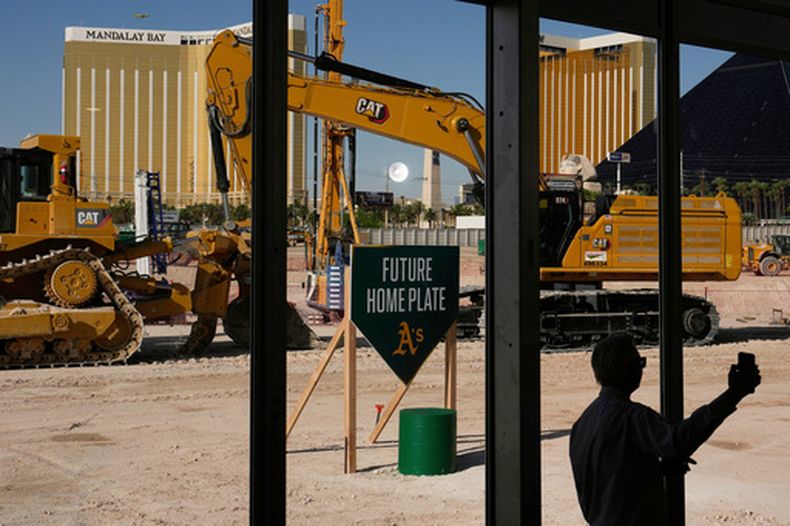ARCHIVO - Una persona toma una foto durante la ceremonia de inicio de la construcción del estadio de los Atléticos en Las Vegas, el 23 de junio de 2025 (AP Foto/John Locher, archivo)