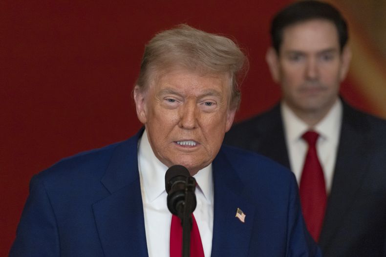 El presidente de EEUU, Donald Trump, habla desde la Sala Este de la Casa Blanca en Washington, el sábado 21 de junio de 2025, después de que el ejército estadounidense atacara instalaciones nucleares y militares de Irán, mientras el secretario de Estado Marco Rubio escucha. (Carlos Barria/Pool vía AP)
