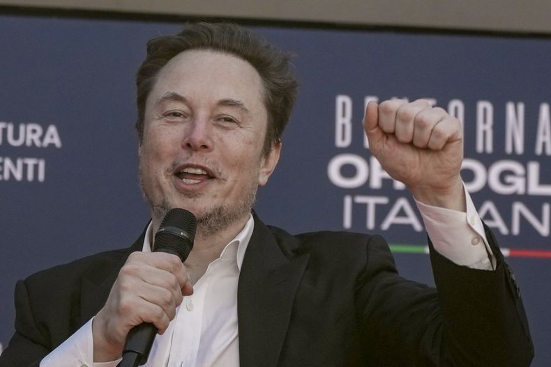 ARCHIVO - El director general de Tesla, Elon Musk, saluda a su llegada al festival político anual de Atreju, organizado por el partido político Hermanos de Italia, en Roma, el 16 de diciembre de 2023. (AP Foto/Alessandra Tarantino, Archivo)