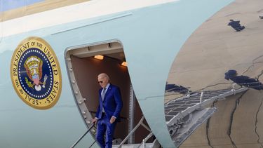El presidente estadounidense Joe Biden desciende del Air Force One el miércoles 20 de marzo de 2024, en el Aeropuerto Internacional Dallas-Fort Worth, en Dallas. (AP Foto/Jacquelyn Martin)
