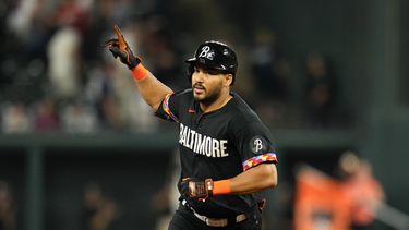 El venezolano Anthony Santander, de los Orioles de Baltimore, recorre las bases tras lograr un jonrón ante los Yanquis de Nueva York, el viernes 28 de julio de 2023 (AP Foto/Julio Cortez)