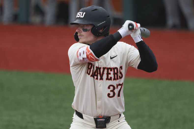 ARCHIVO - Travis Bazzana, de Oregon State, batea durante un partido de béisbol de la NCAA en contra de Arizona State el 6 de abril, en Corvallis, Oregon. Los Guardianes de Cleveland tienen la primera selección global del draft de la próxima semana. Han acortado sus opciones a unas cuantas posibilidades, con Bazzana entre ellas. (AP Foto/Amanda Loman, Archivo)
