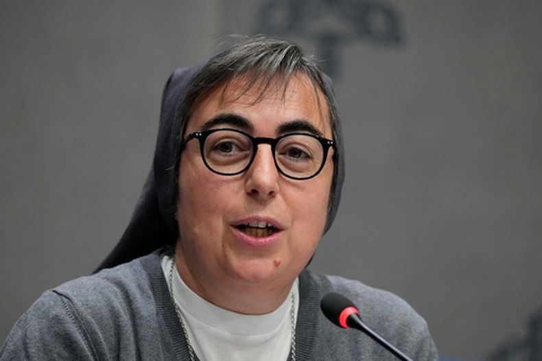 Alessandra Smerilli, secretaria general del Dicasterio para la Promoción de Desarrollo Humano Integral, en el Vaticano el 30 de septiembre del 2025. (AP foto/Gregorio Borgia)