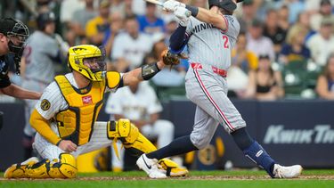 Kody Clemens (2), de los Mellizos de Minnesota, conecta un cuadrangular de dos carreras mientras el receptor de los Cerveceros de Milwaukee, Gary Sánchez (al centro), y el umpire Chad Whitson (a la izquierda) observan durante la sexta entrada de un partido de béisbol el domingo 9 de agosto de 2026, en Milwaukee. (Foto AP/Kayla Wolf)