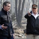 El presidente Donald Trump habla con el entonces gobernador electo de California Gavin Newsom tras unos incendios en Paradise, California, el 17 de noviembre del 2018. (AP foto/Evan Vucci)