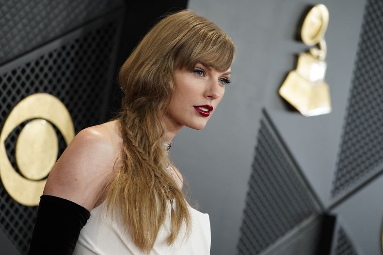 Taylor Swift llega a la 66a entrega anual del Grammy el domingo 4 de febrero de 2024, en Los Angeles. A finales de diciembre, el equipo de Swift se aproximó a Jack Sweeney, un estudiante de tecnología de la información, con una carta de cese y desista que culpaba a su rastreo automatizado del jet privado de Swift por alertar a los acosadores sobre su ubicación, pese a que usa información pública. (Foto Jordan Strauss/Invision/AP)