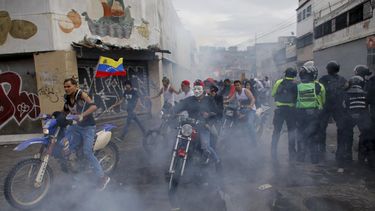 Manifestantes en las protestas contra los resultados de las elecciones y la proclamación oficial como presidente de Nicolás Maduro en Caracas, Venezuela, el lunes 29 de julio de 2024, un día después de las votaciones. (AP Foto/Cristian Hernández)