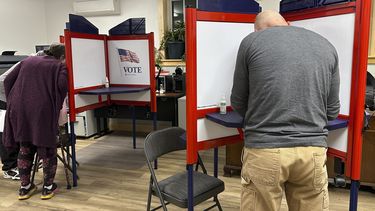 Algunos electores emiten su voto en las oficinas municipales de Cabot, Vermont, el martes 5 de noviembre de 2024, el día de las elecciones de Estados Unidos. (AP Foto/Lisa Rathke)