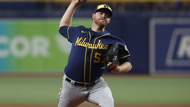 Woodruff abanicca a 10, Cerveceros derrotan a Rays 5-3
