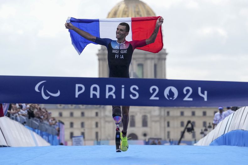 El francés Alexis Hanquinquant gana el triatlón PTS4 masculino en los Juegos Paralímpicos 2024, el lunes 2 de septiembre de 2024, en París, Francia. (AP Foto/Thibault Camus)