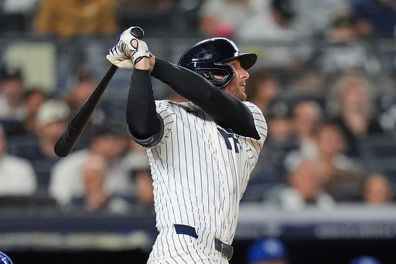 Ryan McMahon, de los Yankees de Nueva York, dispara un jonrón de dos carreras ante los Reales de Kansas City, el viernes 17 de abril de 2026 (AP Foto/Frank Franklin II)