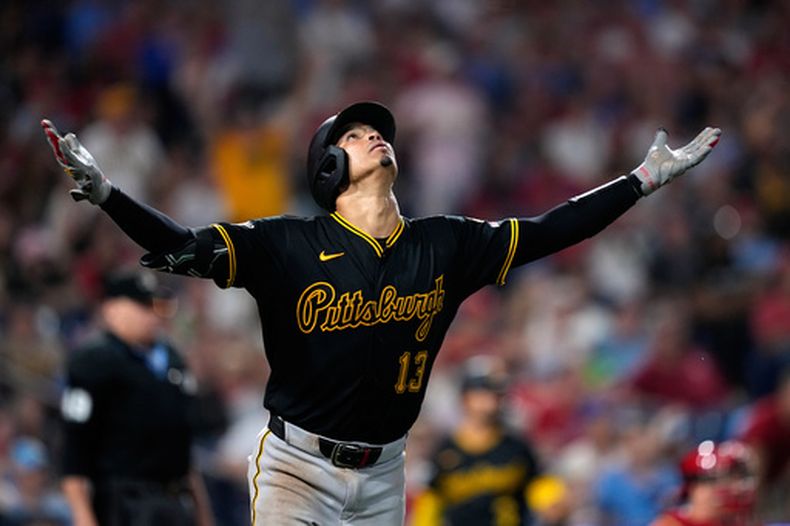 Endy Rodríguez, de los Piratas de Pittsburgh, reacciona después de batear un jonrón de tres carreras contra los Filis de Filadelfia durante la novena entrada del juego de béisbol de Grandes Ligas del lunes 29 de junio de 2026, en Filadelfia. (AP Foto/Matt Slocum)