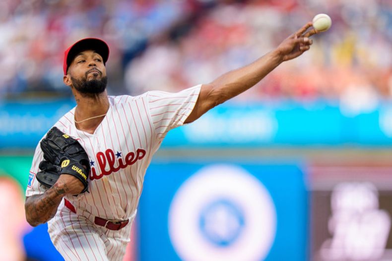 Cristopher Sanchez, lanzador de los Filis de Filadelfia, durante la primera entrada del juego de béisbol de Grandes contra los Marlins de Miami, el lunes 17 de agosto de 2026, en Filadelfia. (AP Foto/Chris Szagola)