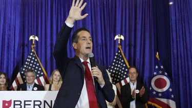 El candidato republicano al Senado por Ohio, Bernie Moreno, habla durante una fiesta de seguimiento electoral, la noche del martes 5 de noviembre de 2024, en Westlake, Ohio. (AP Foto/Sue Ogrocki)