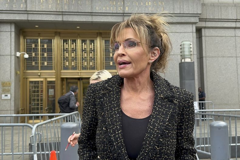 La exgobernadora de Alaska Sarah Palin sale de una corte federal en Manhattan, el martes 22 de abril de 2025, en Nueva York. (AP Foto/Larry Neumeister)