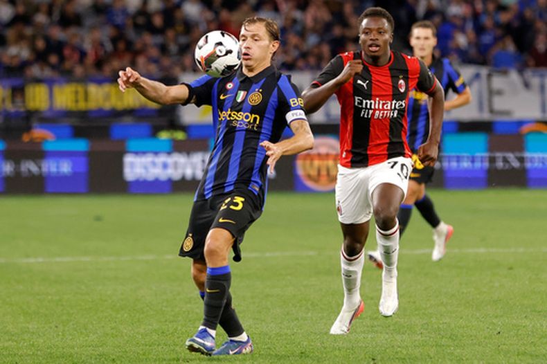 Nicolo Barella del Inter de Milán intenta controlar el balón durante el encuentro de pretemporada ante el AC Milan en Australia el miércoles 5 de agosto del 2026. (Richard Wainwright/AAPImage via AP)