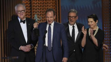 John Lithgow, de izquierda a derecha, Ralph Fiennes, Sergio Castellitto e Isabella Rossellini reciben el premio a mejor elenco en la 31ª edición anual de los Premios SAG el domingo 23 de febrero de 2025 en el Shrine Auditorium de Los Ángeles. (Foto AP/Chris Pizzello)