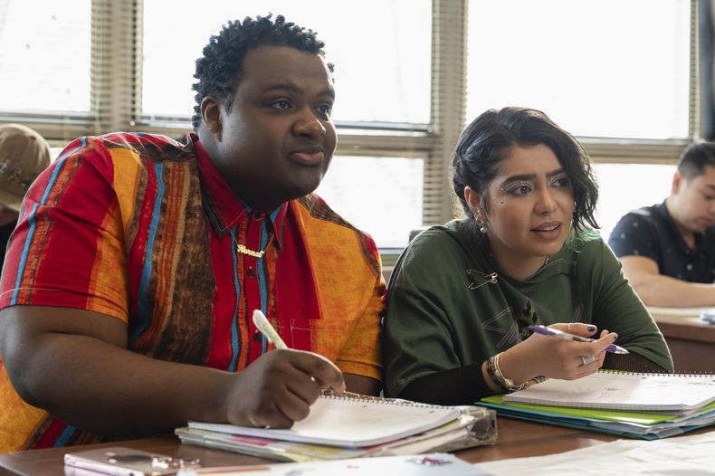 En esta imagen proporcionada por Paramount Pictures, Jaquel Spivey, izquierda, y Aulii Cravalho en una escena de Mean Girls. (Jojo Whilden/Paramount via AP)