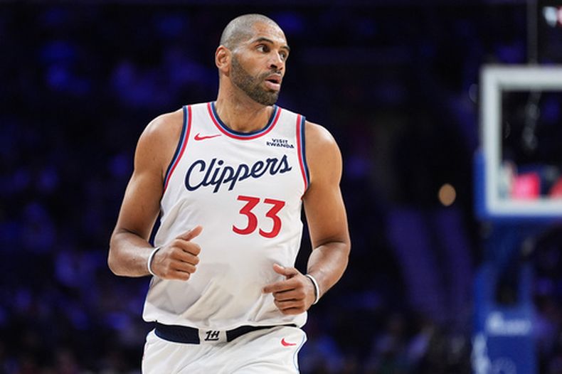 El jugador de los Clippers de Los Ángeles, Nicolas Batum, observa durante un partido de baloncesto de la NBA, el 17 de noviembre de 2025, en Filadelfia. (Foto AP/Matt Rourke, Archivo)