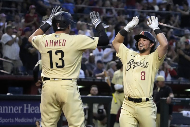 Dominic Fletcher, de los Diamondbacks de Arizona, festeja con su compañero Nick Ahmed, tras batear un jonrón de tres carreras ante los Gigantes de Nueva York, el viernes 12 de mayo de 2023 (AP Foto/Rick Scuteri)