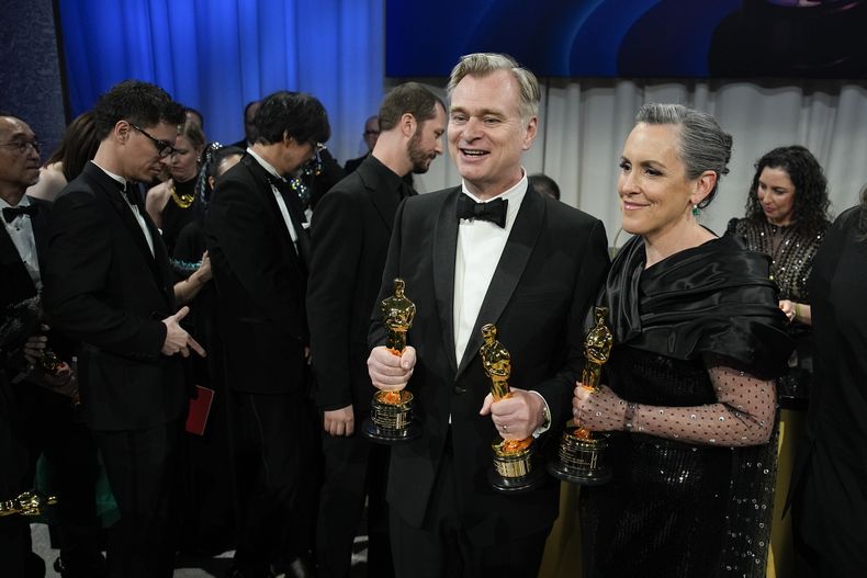 Christopher Nolan, ganador de los premios a mejor director y mejor película por Oppenheimer, izquierda, y Emma Thomas, ganadora del premio a mejor película por Oppenheimer posan en el Baile de los Gobernadores después de los Oscar el domingo 10 de marzo de 2024, en el Teatro Dolby en Los Ángeles. (Foto AP/John Locher)
