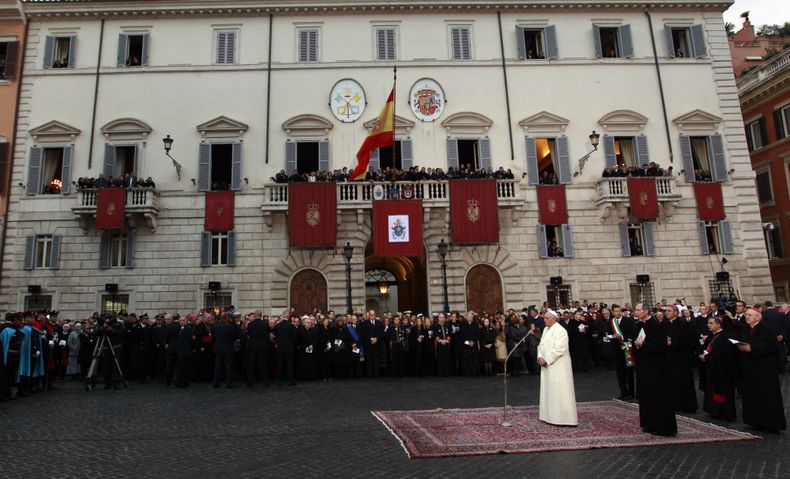 El papa Francisco ora frente a la estatua de la Virgen Mar&iacute;a en ocasi&oacute;n de la festividad de la Inmaculada Concepci&oacute;n, en Roma, el domingo 8 de diciembre de 2013. (Foto AP/Gregorio Borgia)
