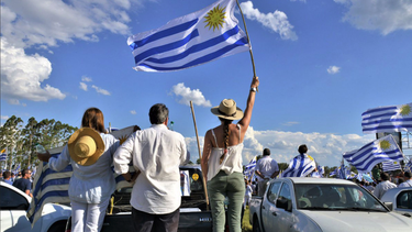 uruguay: ya vacunaron con dos dosis a mas del 50% de la poblacion y habilitaron las fiestas y espectaculos publicos