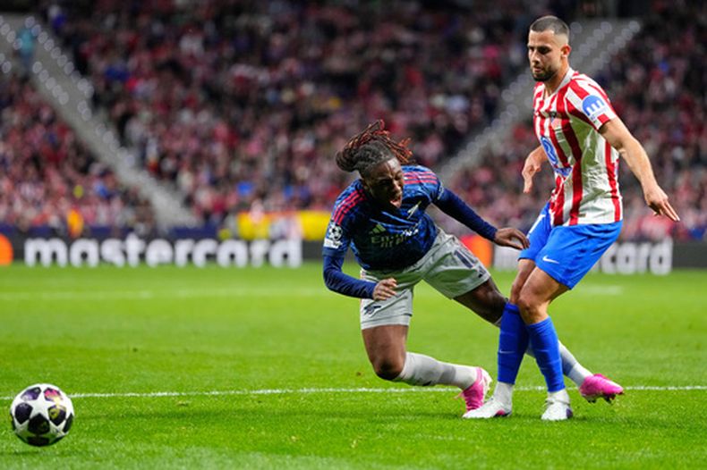 David Hancko, derecha, del Atlético de Madrid, despoja del balón a Eberechi Eze, de Arsenal, en una acción en la que se marcó en primera instancia penalti, que posteriormente se modificó el señalamiento después de una revisión de la repetición con el VAR durante el partido de la Liga de Campeones entre Atlético de Madrid y Arsenal el miércoles 29 de abril de 2026, en Madrid, España. (AP Foto/Jose Breton)