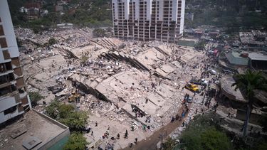 Residentes y rescatistas buscan entre los escombros dos días después de un sismo que remeció La Guaira, Venezuela, el 26 de junio de 2026. (AP Foto/Juan Pablo Arraez)
