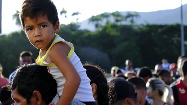Decenas de miles cruzan frontera entre Colombia y Venezuela