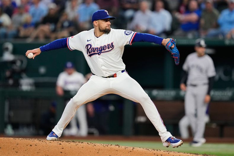 El lanzador de los Rangers de Texas, Nathan Eovaldi, realiza un envío contra los Yankees de Nueva York en la tercera entrada de un partido de béisbol el miércoles 29 de abril de 2026, en Arlington, Texas. (AP Foto/Tony Gutierrez)