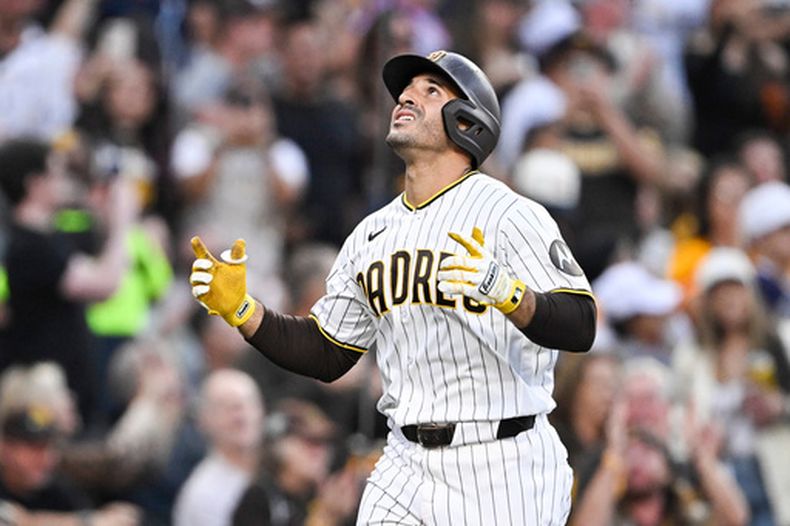 El dominicano Ramón Laureano, de los Padres de San Diego, festeja su jonrón de tres carreras ante los Rockies de Colorado, el sábado 11 de abril de 2026 (AP Foto/Denis Poroy)