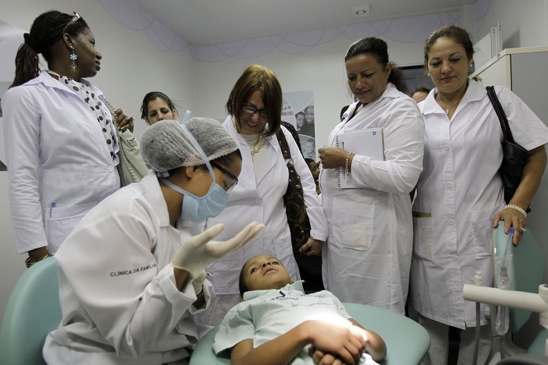 AMS-MED_BRASIL-MEDICOS_CUBANOS-0.jpg