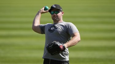 El lanzador de los Medias Blancas de Chicago Liam Hendriks lanza antes del juego ante los Angelinos de Los Ángeles el lunes 29 de mayo del 2023. (AP Foto/Charles Rex Arbogast)