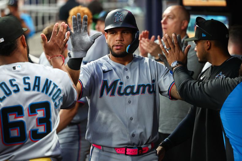 El dominicano Agustín Ramírez de los Marlins de Miami le da los cinco a sus compañeros tras anotar en la cuarta entrada ante los Bravos de Atlanta el lunes 13 de abril del 2026. (AP Foto/Colin Hubbard)