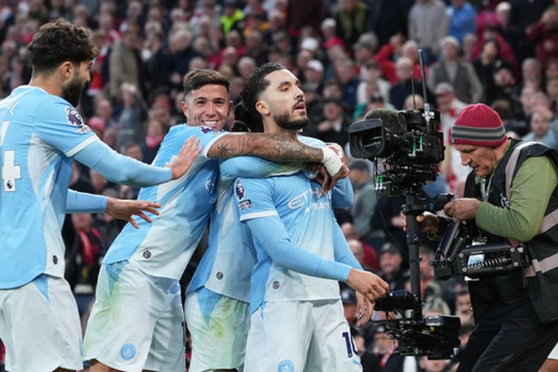 Rayan Cherki del Manchester City celebra tras anotar el tercer gol del equipo en el encuentro ante el Liverpool en la Liga Premier el domingo 11 de octubre del 2026. (AP Foto/Jon Super)