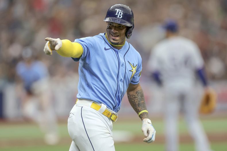 Wander Franco de los Rays de Tampa señala hacia el banco luego de conectar un cuadrangular de tres carreras en la cuarta entrada ante los Rangers de Texas en un juego el domingo 11 de junio de 2023.(AP Foto/Mike Carlson)